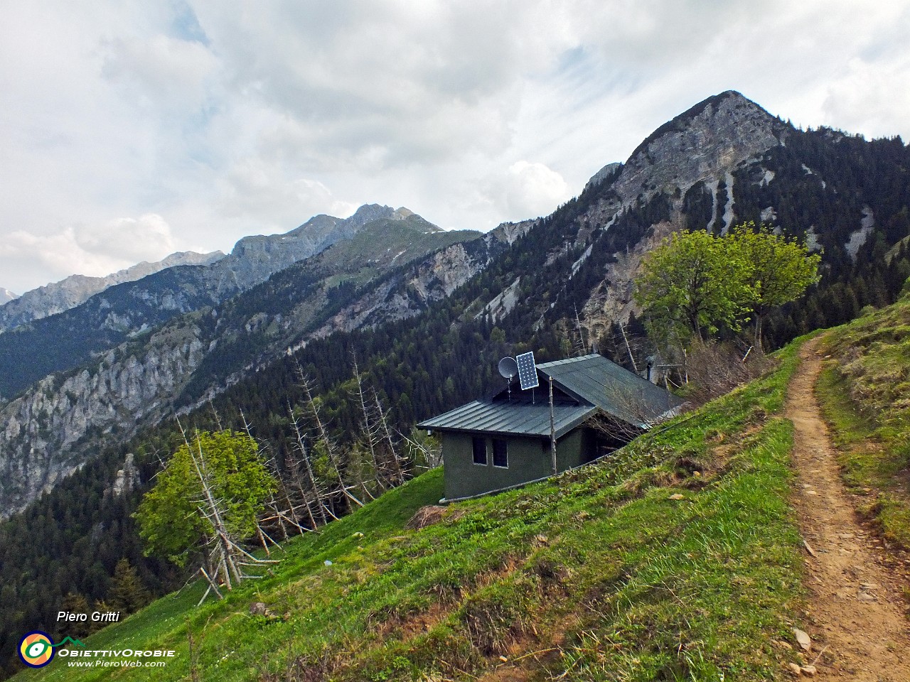 16 Baitella moderna con vista in Badile (versante occidentale).JPG